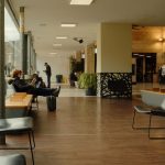 https://www.pexels.com/it-it/foto/moderna-sala-d-attesa-con-posti-a-sedere-rilassati-29900630/