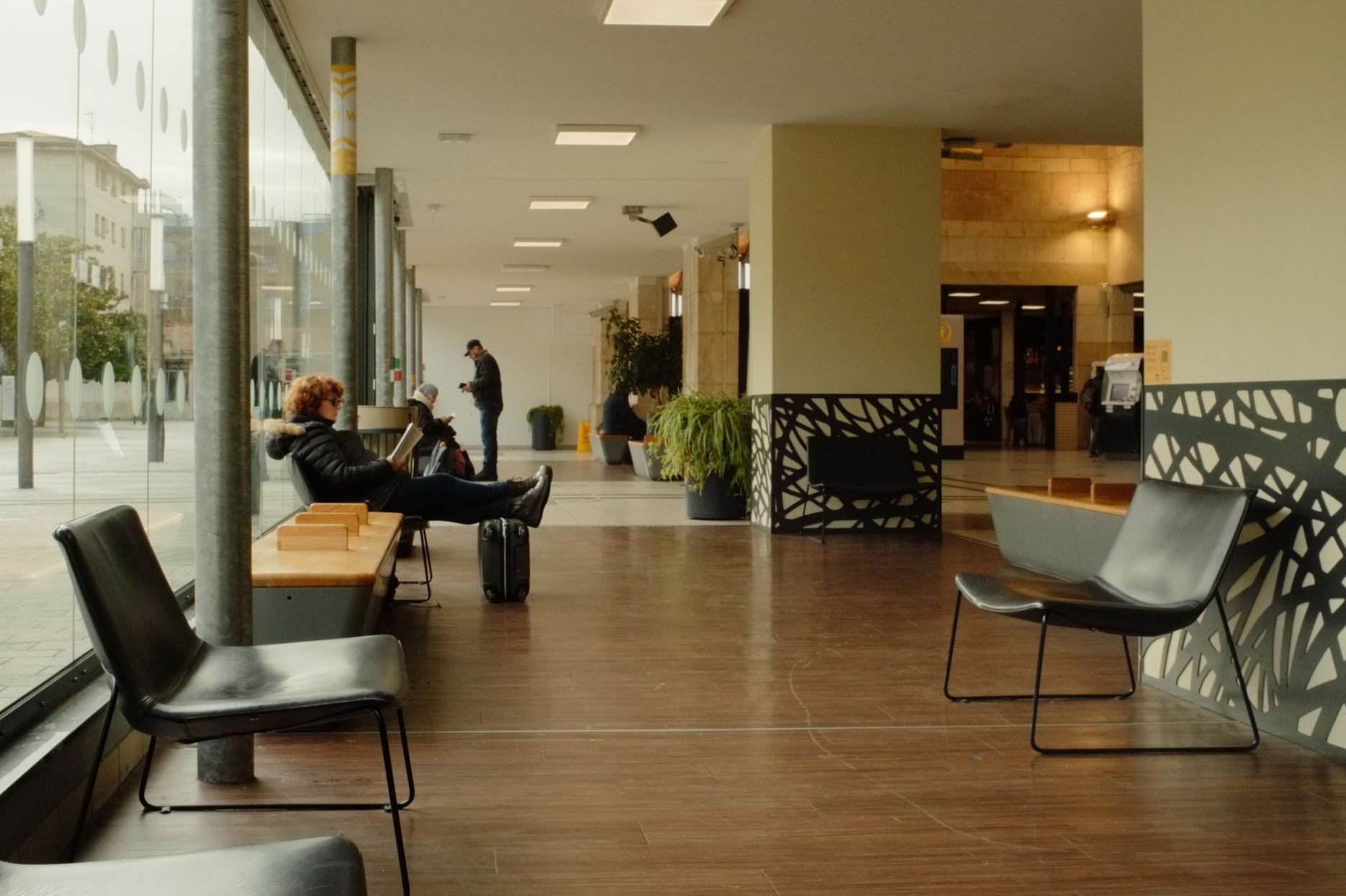 https://www.pexels.com/it-it/foto/moderna-sala-d-attesa-con-posti-a-sedere-rilassati-29900630/